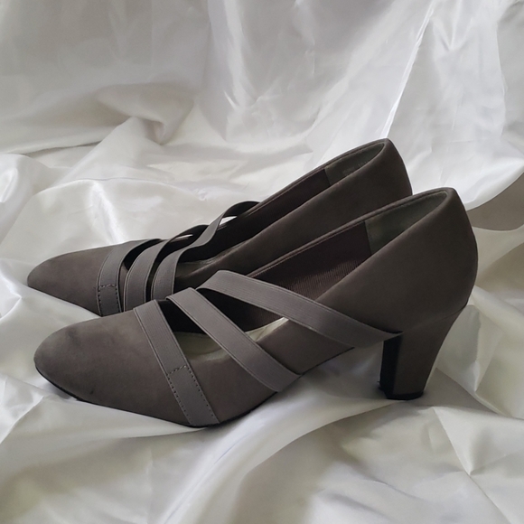 Shoes - Picture 3 of 8